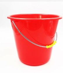 红色手提塑料水桶